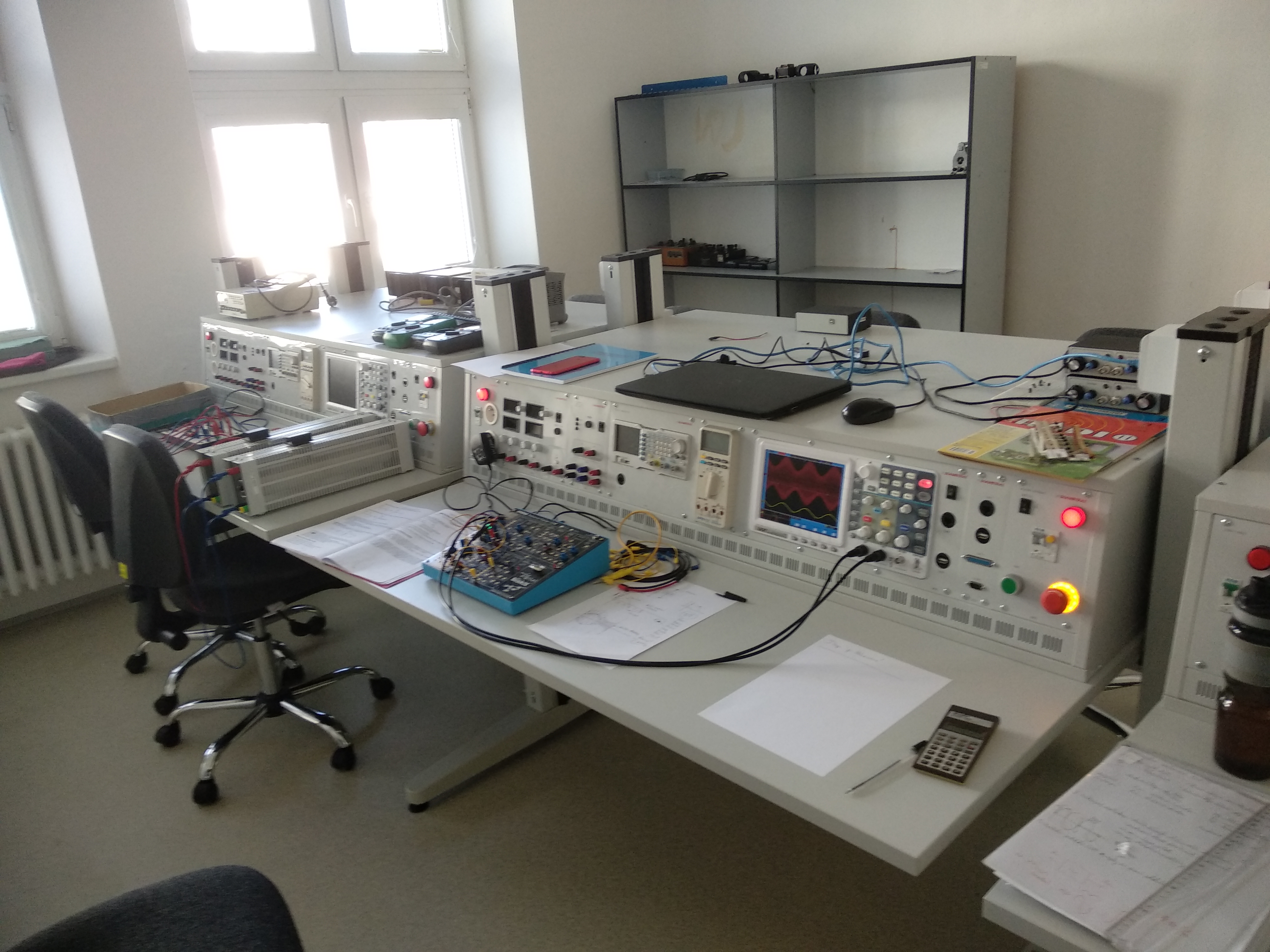 Výukové pracoviště se zařízením EMONA Biskit.